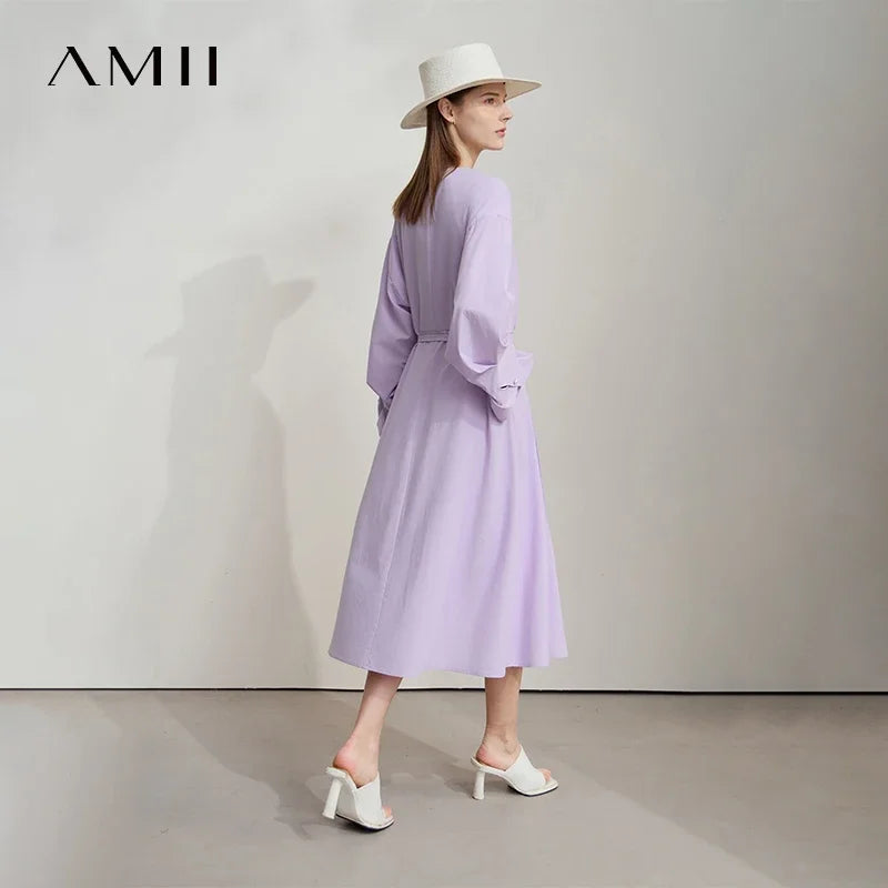 Lila Damenkleid mit V-Ausschnitt, Taillengürtel und langen Ärmeln, gerade Midi-Länge.