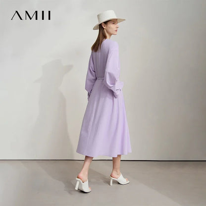 Lila Damenkleid mit V-Ausschnitt, Taillengürtel und langen Ärmeln, gerade Midi-Länge.