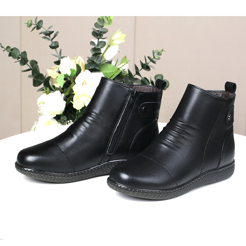 Schwarzer Leder-Kurzstiefel mit Reißverschluss, flache Profilsohle