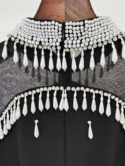 Elegantes ärmelloses Minikleid mit Rundhalsausschnitt und Patchwork-Schal für Damen – figurbetont und stilvoll.