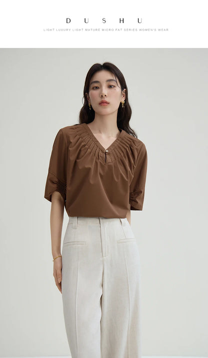 Elegantes Damen-T-Shirt in Weiß mit einzigartigem Design und vielseitigem Kragen – ideal für den Sommer.