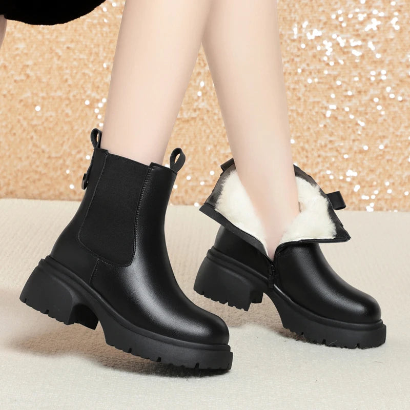 Schwarze Damen-Schneestiefel mit Chelsea-Einsatz und weißem Wollfutter, dicke Profilsohle