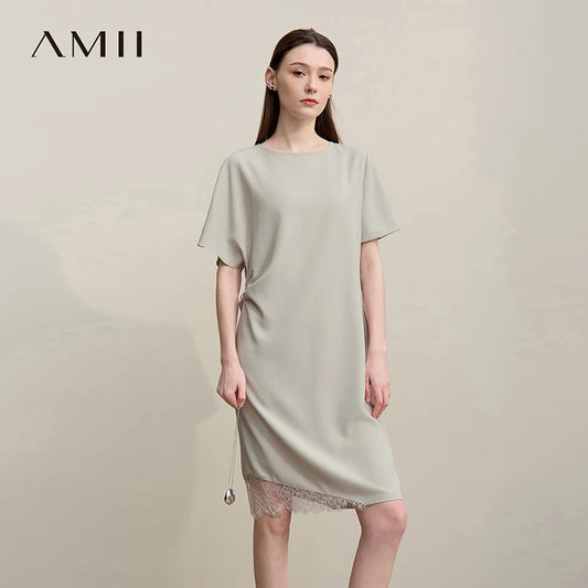 Hellgraues asymmetrisches Chiffonkleid mit kurzer Ärmelpartie und Spitzenbesatz am Saum