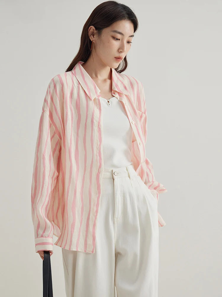 Kühlendes und antibakterielles Lyocell-T-Shirt in Übergröße mit schulterbetonendem Design und figurformendem Druckmuster.