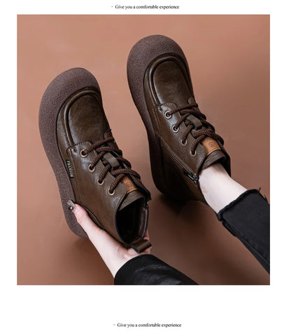 Braune Ankle-Boots für Damen, seitliche Ansicht: Schnürung, runder Zeh, flache Sohle.