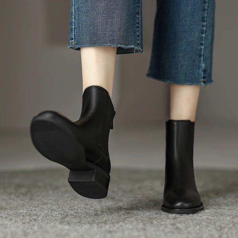 Schwarze Chelsea-Boots mit seitlichem Einsatz und breitem Absatz