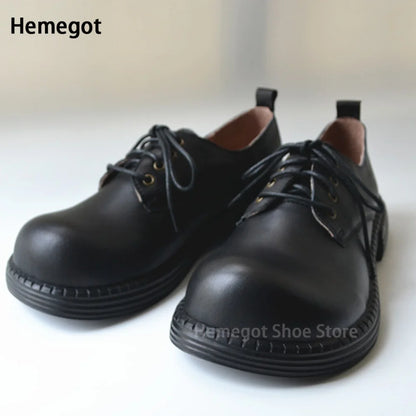 Schwarze Herrenschnürschuhe mit runder Spitze, Schnürsenkeln und Profilsohle