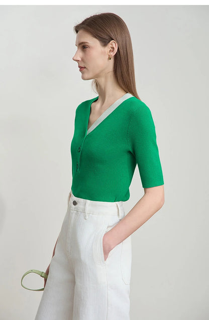 Grüner Damen-Strickpullover mit V-Ausschnitt, Knopfleiste und halben Ärmeln, seitlich