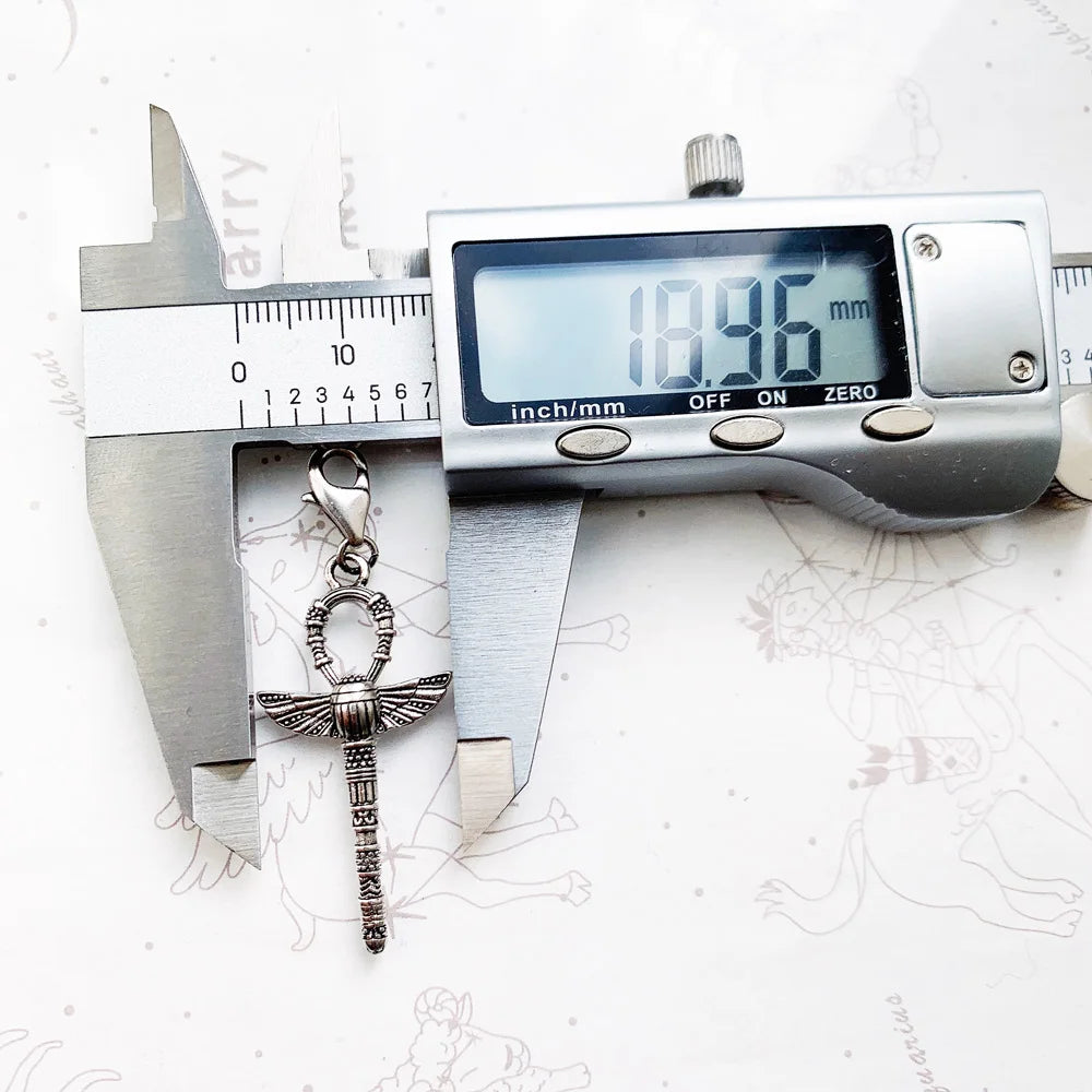Lebenskreuz-Anhänger aus Sterlingsilber, Länge 10,06 mm im Messvergleich