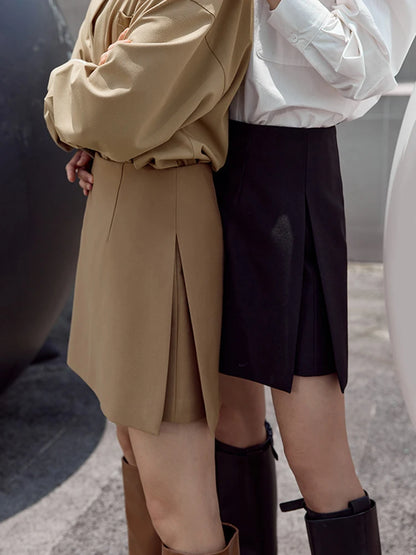 High-Waist-Shortsrock in Beige und Dunkelblau nebeneinander, gefaltet
