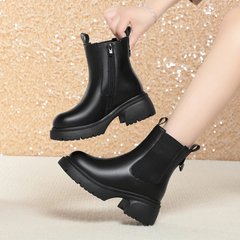 Schwarze Damen-Schneestiefeletten mit Reißverschluss, Zugschlaufen und gefüttertem Schaft