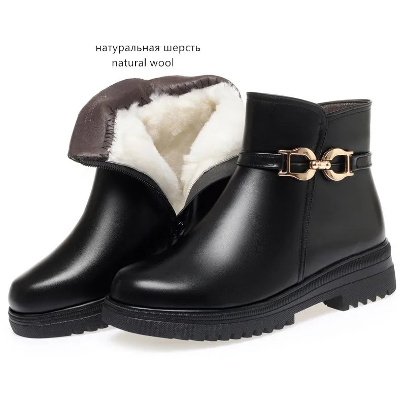 Schwarze Stiefeletten mit weißem Wollfutter und goldener Schnalle
