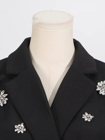 Ärmelloses Damen-Spitzenkleid mit Rundhalsausschnitt und Patchwork-Design – figurbetont und mit Hohldetails.