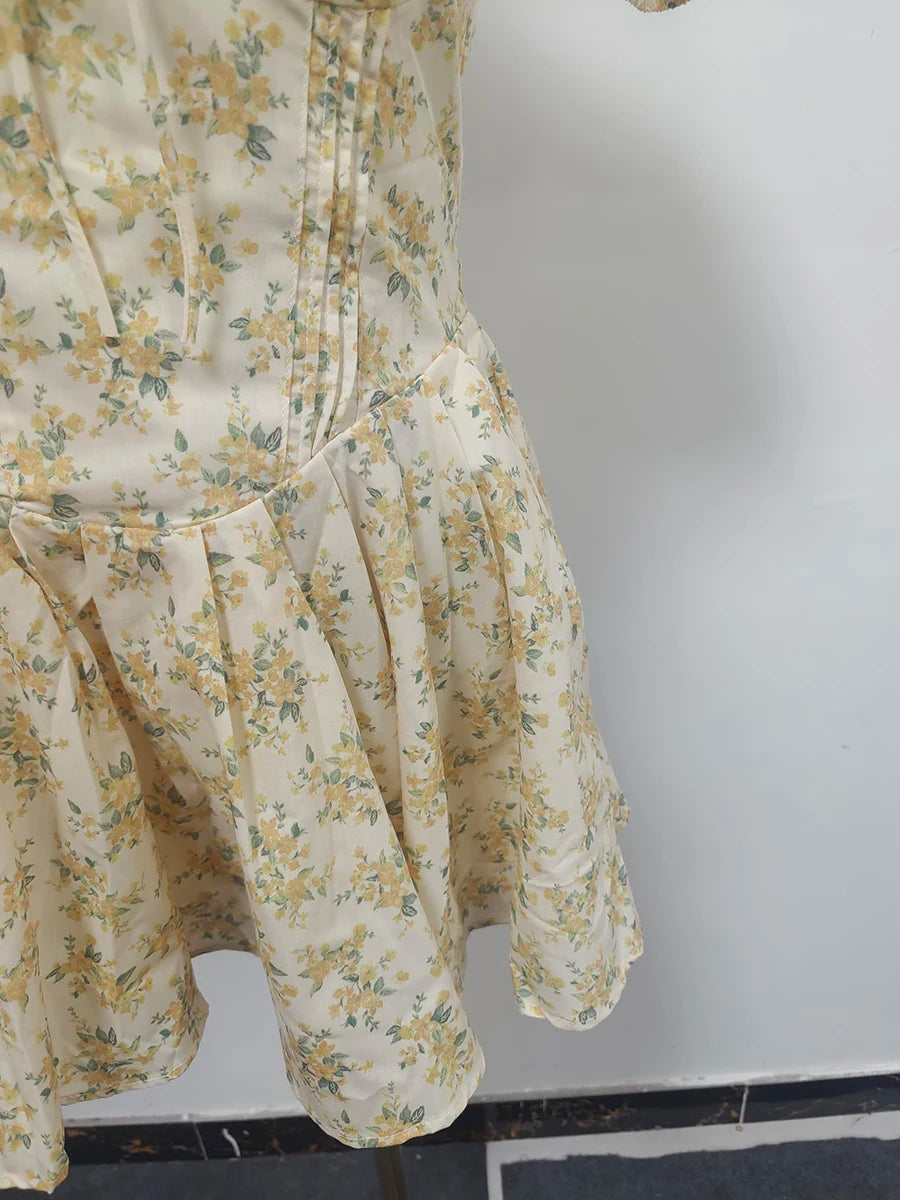 Langes Damen-Patchwork-Kleid mit Rüschen und Falten, Rundhalsausschnitt und langen Ärmeln – ideal für besondere Anlässe.