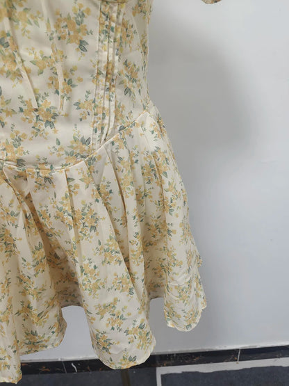 Langes Damen-Patchwork-Kleid mit Rüschen und Falten, Rundhalsausschnitt und langen Ärmeln – ideal für besondere Anlässe.