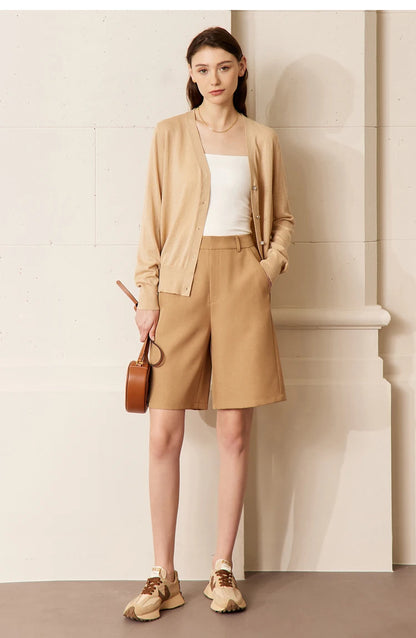 Damen Shorts im minimalistischen Stil mit breitem Bein und Taschen