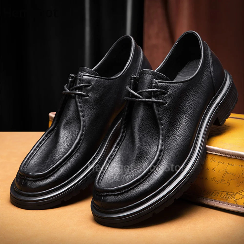 Herren-Schnürschuhe aus schwarzem Leder mit gesteppten Rändern und dicker Profilsohle
