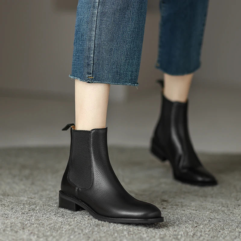 Schwarze Damen-Chelsea-Boots mit elastischem Einsatz und flachem Absatz