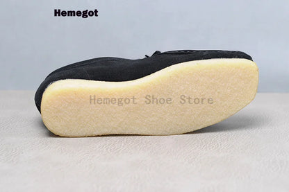Herren-Sneaker aus Wildleder, Sohlenansicht seitlich, schwarze Oberseite, helle Sohle