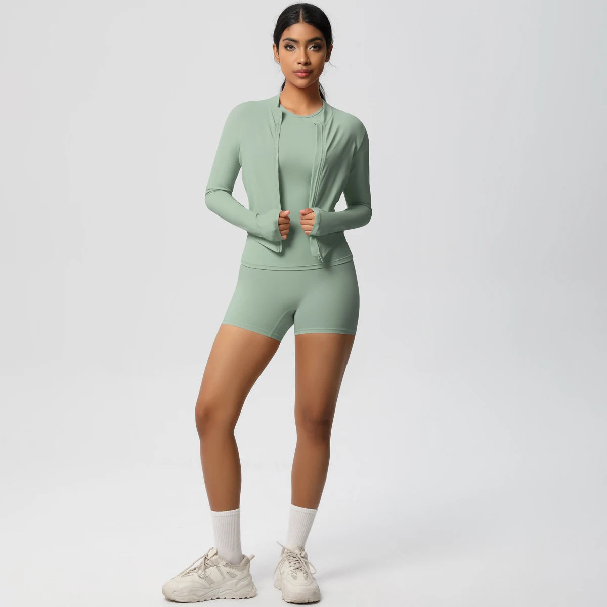 Damen-Yoga-Set: hellgrüne langarmige Jacke, Sporttop und Shorts