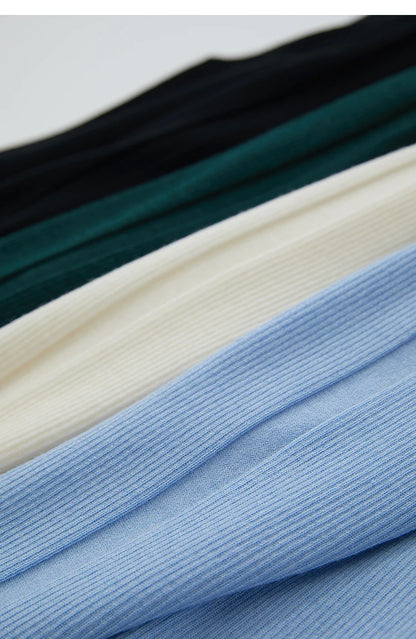 Ärmelloser Rollkragenpullover, gerippter Strickstoff in Creme, Hellblau und Dunkelgrün