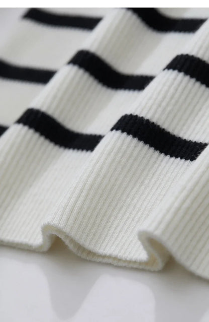 Damenpullover Saum und Bündchen, weiß mit dunklen Horizontalstreifen