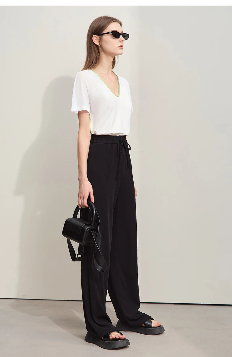 Damen T-Shirt im Minimalismus-Stil mit V-Ausschnitt und Kontrastnähten