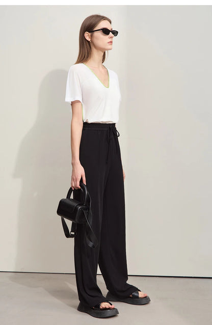 Damen T-Shirt im Minimalismus-Stil mit V-Ausschnitt und Kontrastnähten