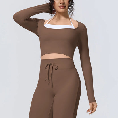 Eng anliegendes Damen-Langarmshirt in Braun mit weitem U-Ausschnitt