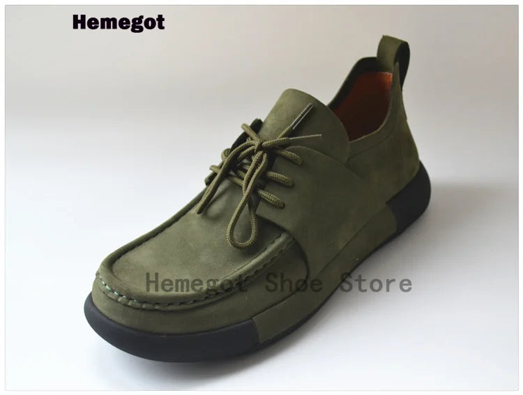 Herren-Schuhe aus dunkelgrünem Wildleder mit Schnürsenkeln und flacher Sohle
