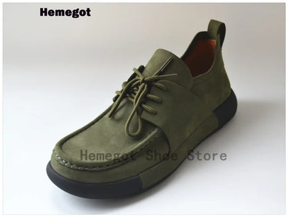 Herren-Schuhe aus dunkelgrünem Wildleder mit Schnürsenkeln und flacher Sohle