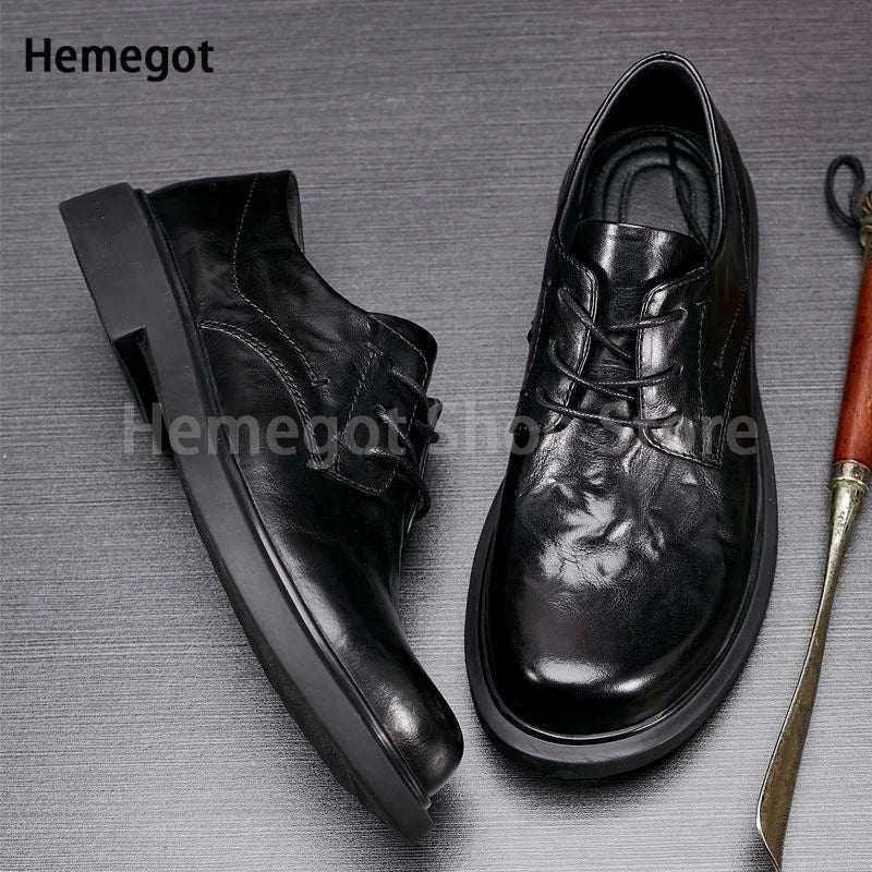 Schwarze Herren-Lederschuhe, flach, Schnürschuhe mit rundem Zeh, seitlicher Blick auf Sohle und Schaft