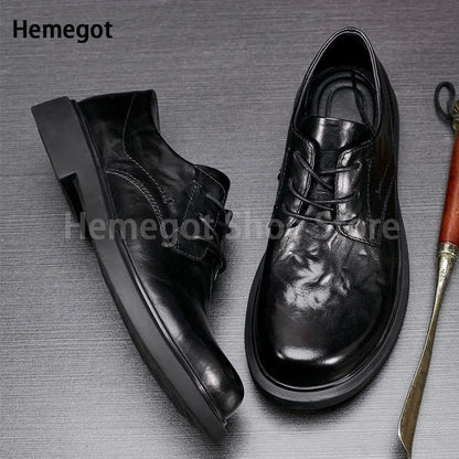 Schwarze Herren-Lederschuhe, flach, Schnürschuhe mit rundem Zeh, seitlicher Blick auf Sohle und Schaft