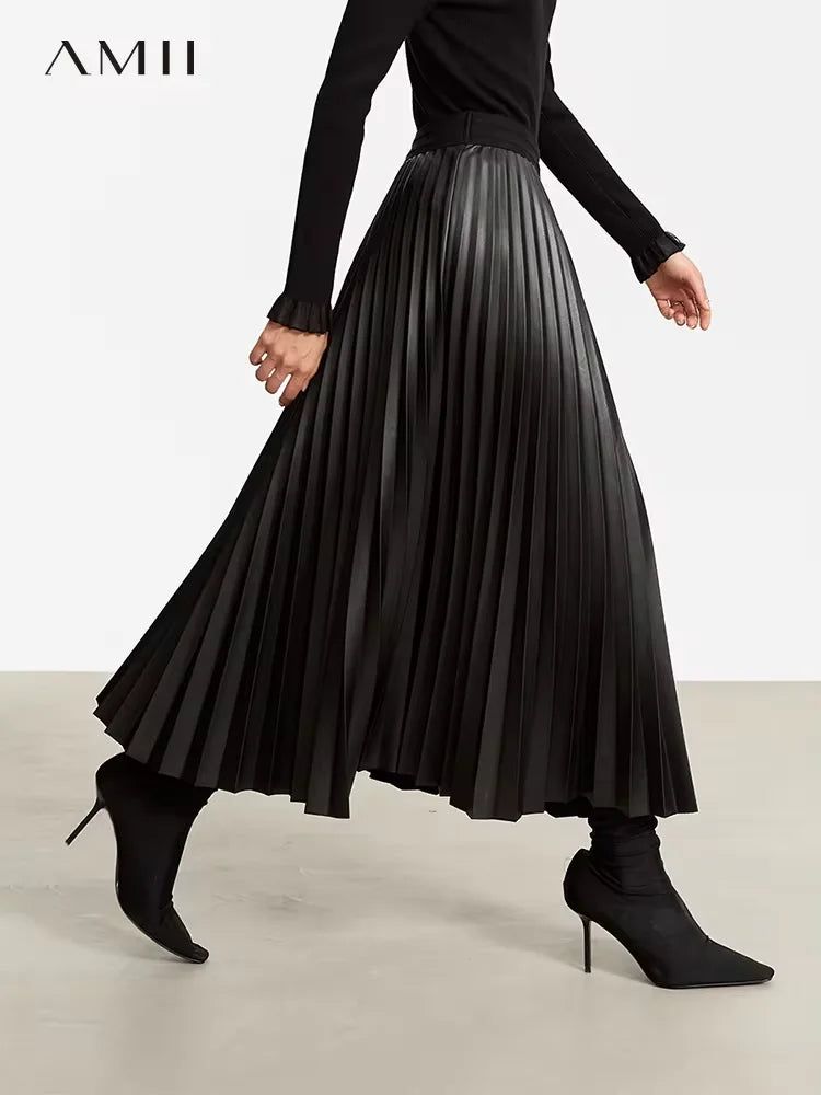 Schwarzer Midirock aus Kunstleder mit Falten, hohe Taille