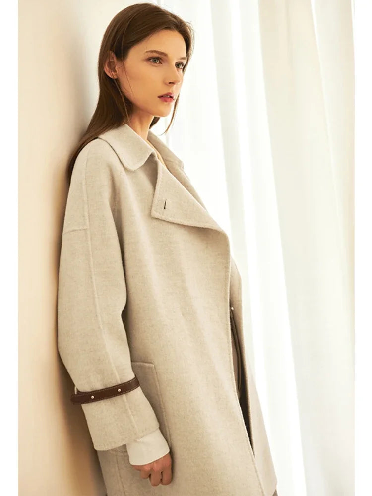 Damen Wollmantel im minimalistischen Stil mit braunem Gürtel und langen Ärmeln