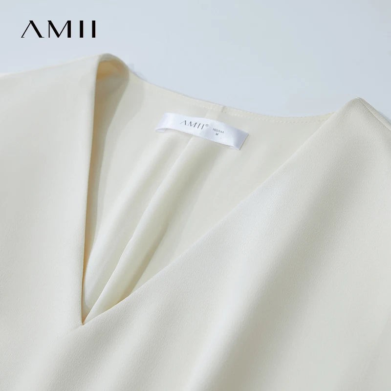 Asymmetrisches Sommerkleid in Creme mit V-Ausschnitt und fließendem Ärmel-Overlay, Stoffdetail.