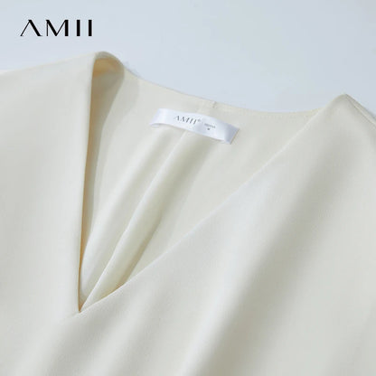 Asymmetrisches Sommerkleid in Creme mit V-Ausschnitt und fließendem Ärmel-Overlay, Stoffdetail.