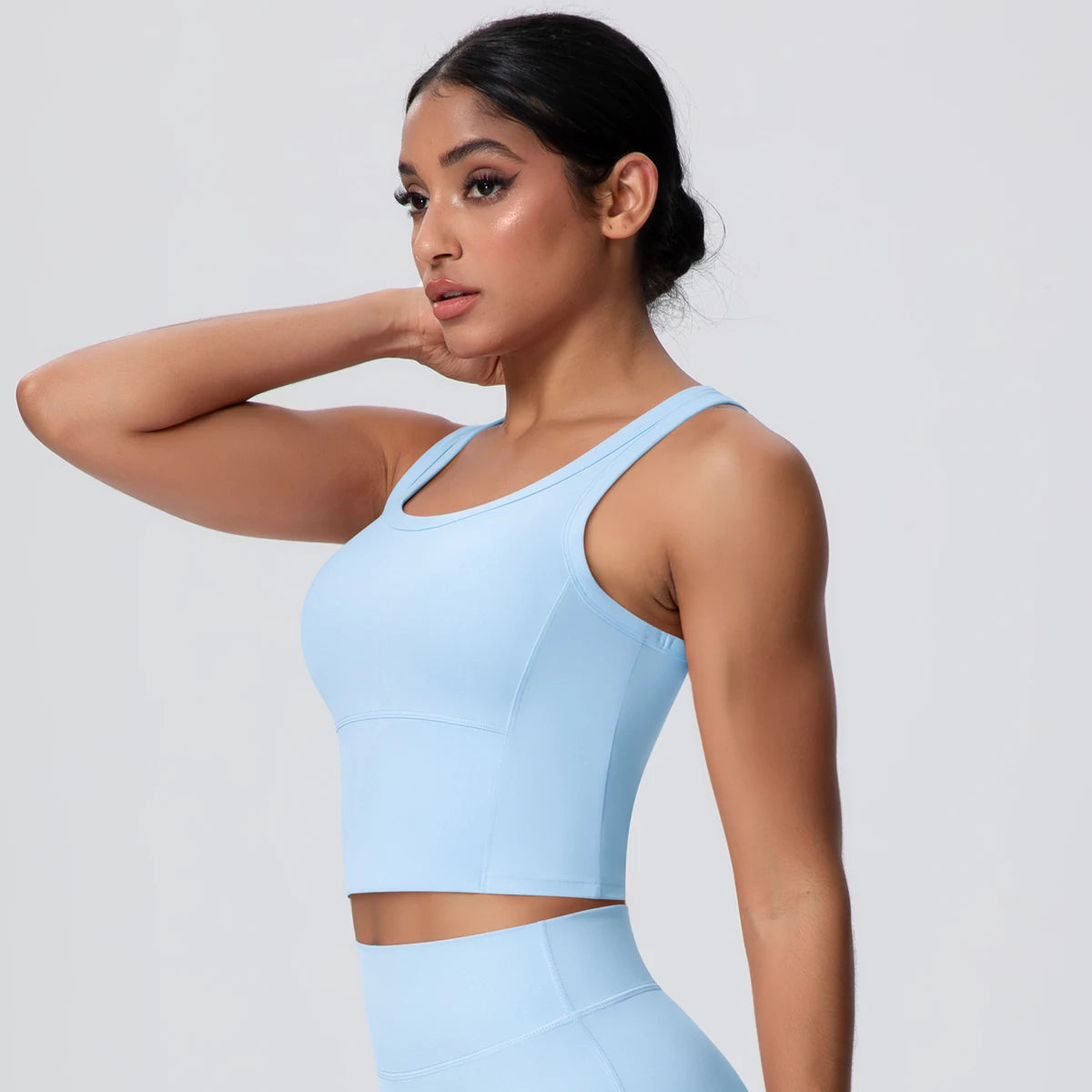Himmelblaues Sporttop mit Trägern, nahtlosem Schnitt und eingearbeiteten Polstern