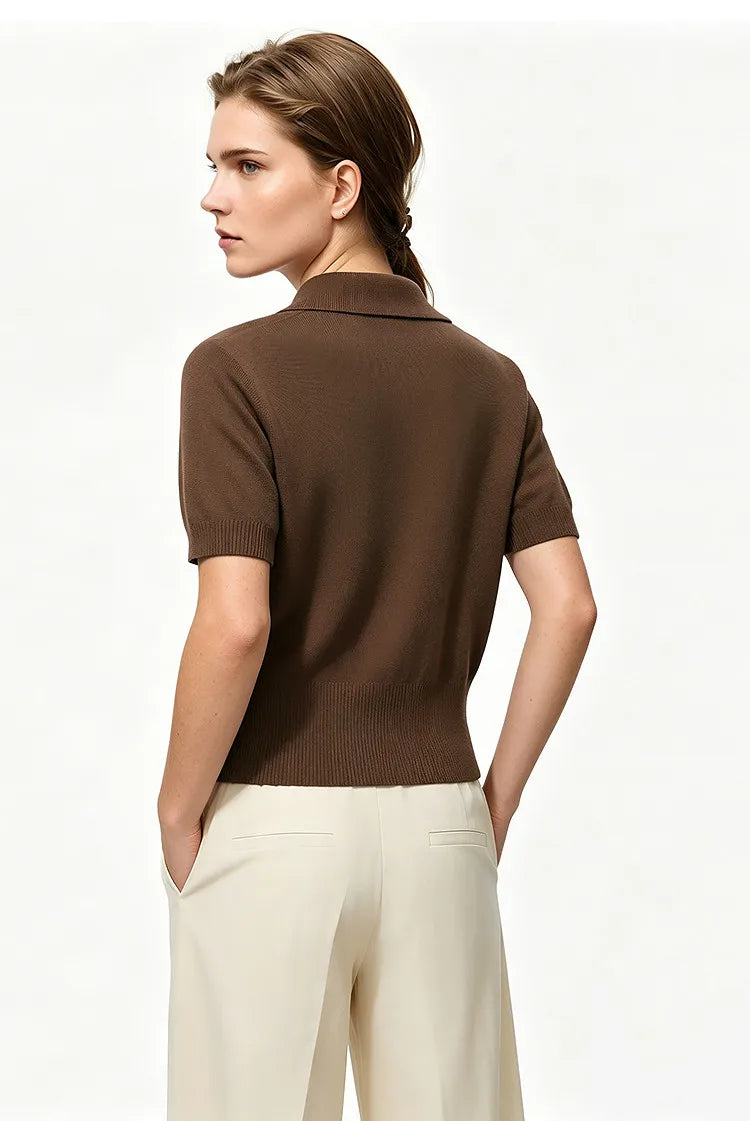 Damen-Strickpolo mit kurzem Arm, braune Farbe, Polokragen und Knopfleiste, Rückenansicht