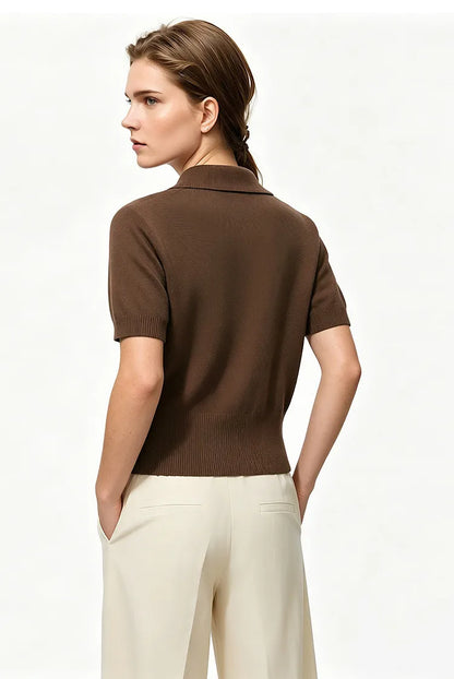 Damen-Strickpolo mit kurzem Arm, braune Farbe, Polokragen und Knopfleiste, Rückenansicht