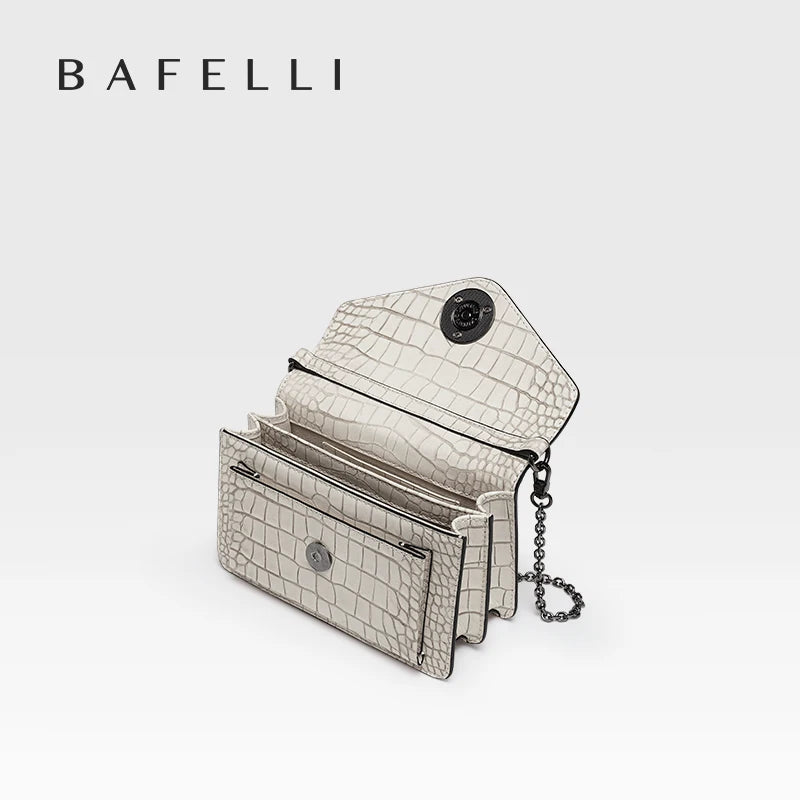 Echtleder-Crossbody-Clutch in Chalk mit Klappe, Magnetverschluss und Innenfach