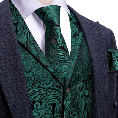 Detailansicht: grüne Paisley-Jacquard-Weste mit Krawatte, Revers und goldenen Knöpfen