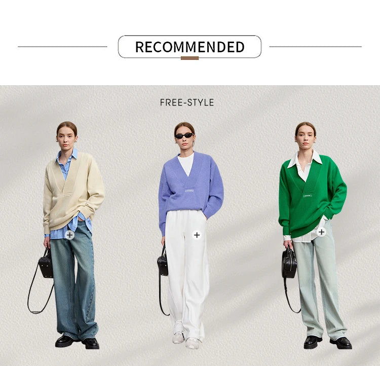 Drei Damenpullover in Creme, Hellviolett und Grün im Styling mit Jeans und Taschen