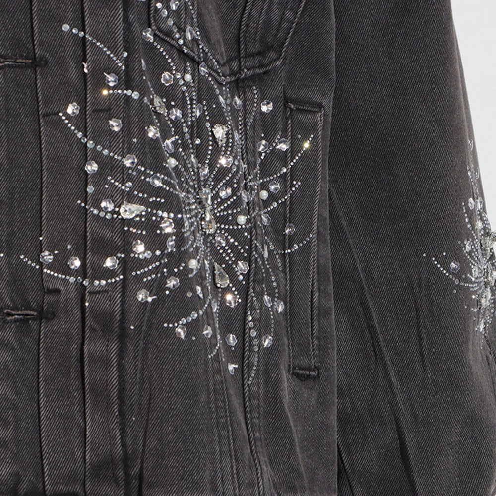 Elegantes Damenkleid mit hohlem Design, Perlenverzierung und hohem Kragen – Langarm-Patchwork mit Schlitz