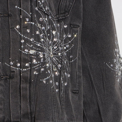 Elegantes Damenkleid mit hohlem Design, Perlenverzierung und hohem Kragen – Langarm-Patchwork mit Schlitz