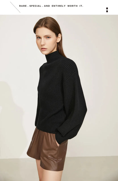 Schwarzer Damen-Strickpullover mit Stehkragen, breiter Ärmelpartie und geradem Saum