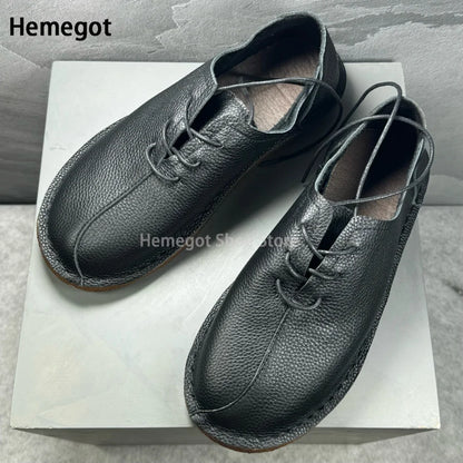 Herren-Lederschuhe in Schwarz, geschnürte Vorderseite mit Ziernähten und Kragen