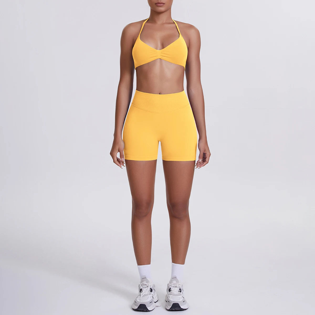 Nahtloses Yogaset in Gelb: Push-up-BH und High-Waist-Shorts