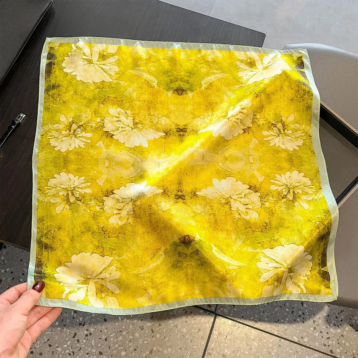Damen Seidenschal 53cm quadratisch Blumenprint Luxus Hijab Bandana N