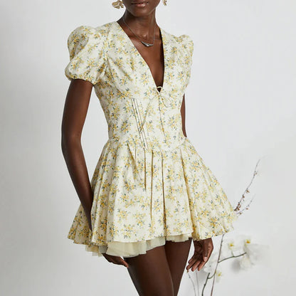 Langes Damen-Patchwork-Kleid mit Rüschen und Falten, Rundhalsausschnitt und langen Ärmeln – ideal für besondere Anlässe.
